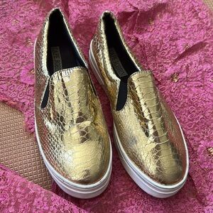 Size 9 narrow Gold metallic tone flats Black elastic yolks
Snake Print